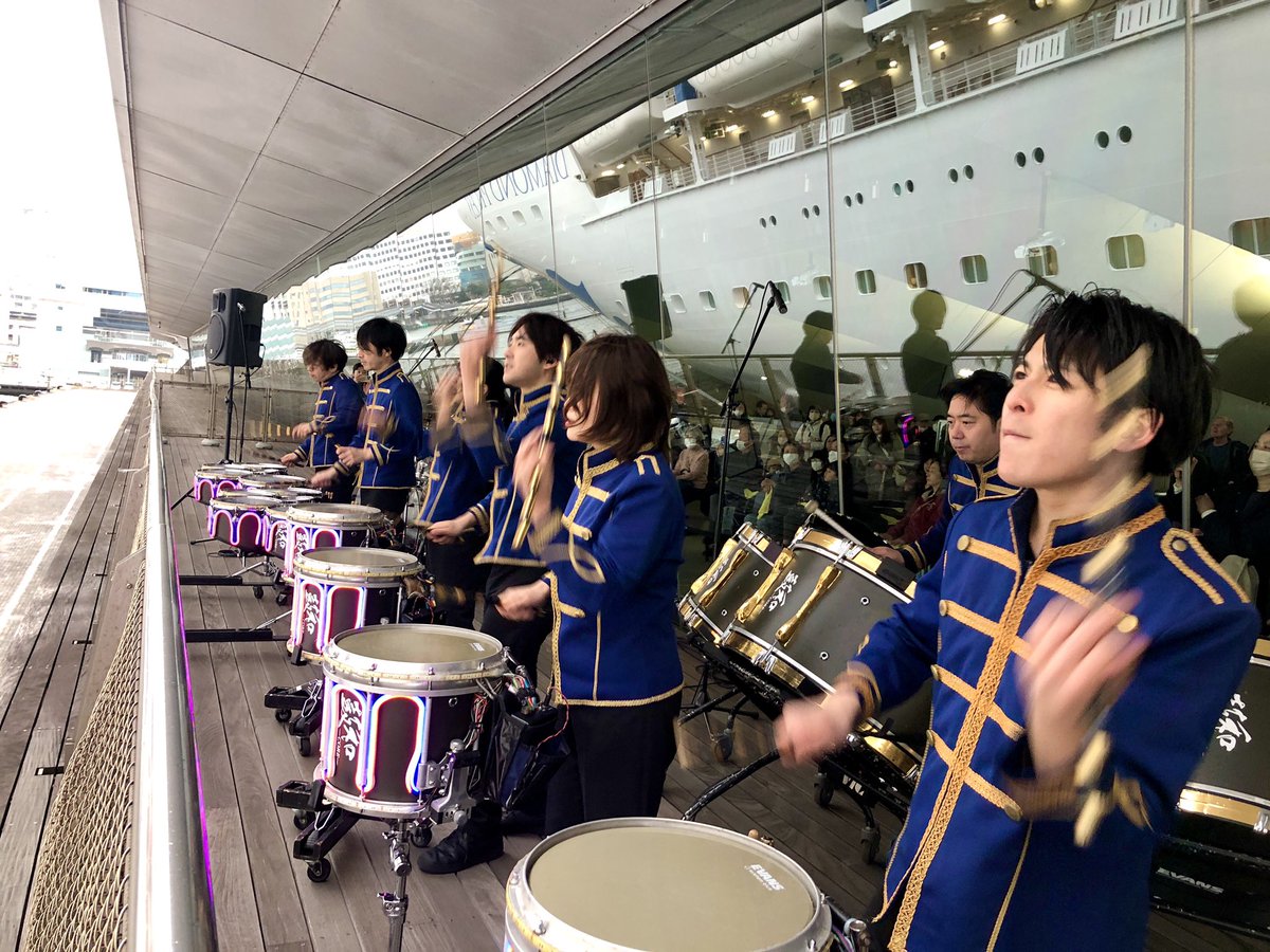 corepercussion's tweet photo. 今日は横浜港大さん橋国際客船ターミナルにて、客船「ダイヤモンドプリンセス」に向けて演奏させて頂きました。出港が明日に変更となった為、停泊中の客船に向けての演奏となりました。演奏をご覧頂いた、全ての皆様、ありがとうございました！

@osanbashi_yok 

#鼓和 #baywalk_osanbashi https://t.co/e8IDfH2vvS
