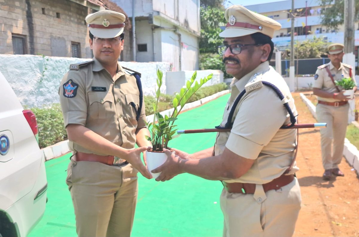 SpEluruDistrict's tweet photo. *జంగారెడ్డిగూడెం సబ్ డివిజన్ ఆఫీసు వార్షిక తనిఖీ - జిల్లా ఎస్పీ కీలక సూచనలు*
పోలీస్ సిబ్బంది గౌరవ వందనం స్వీకరించారు. అనంతరం ముఖ్యమైన రికార్డులను పరిశీలించి, కొన్ని కీలక సూచనలు చేశారు. @APPOLICE100
#EluruSP #PoliceInspection #CrimeControl #RoadSafety #DrugFreeSociety https://t.co/L5a8JslkBK