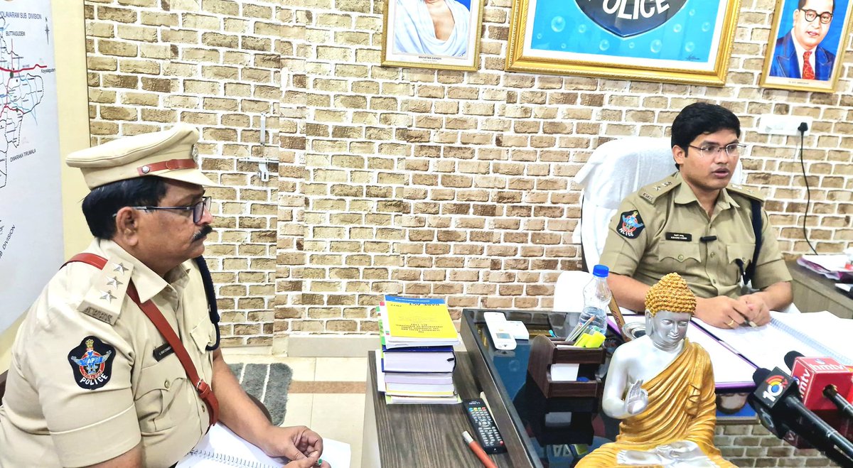 SpEluruDistrict's tweet photo. *జంగారెడ్డిగూడెం సబ్ డివిజన్ ఆఫీసు వార్షిక తనిఖీ - జిల్లా ఎస్పీ కీలక సూచనలు*
పోలీస్ సిబ్బంది గౌరవ వందనం స్వీకరించారు. అనంతరం ముఖ్యమైన రికార్డులను పరిశీలించి, కొన్ని కీలక సూచనలు చేశారు. @APPOLICE100
#EluruSP #PoliceInspection #CrimeControl #RoadSafety #DrugFreeSociety https://t.co/L5a8JslkBK