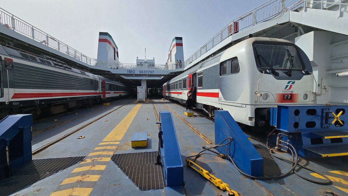 De enige plek waar de trein in Europa nog op de boot gaat, Sicilië. Kleine 20 jaar geleden al eens gedaan, tijd om het te herhalen. #treinrondreis #italiepertrein