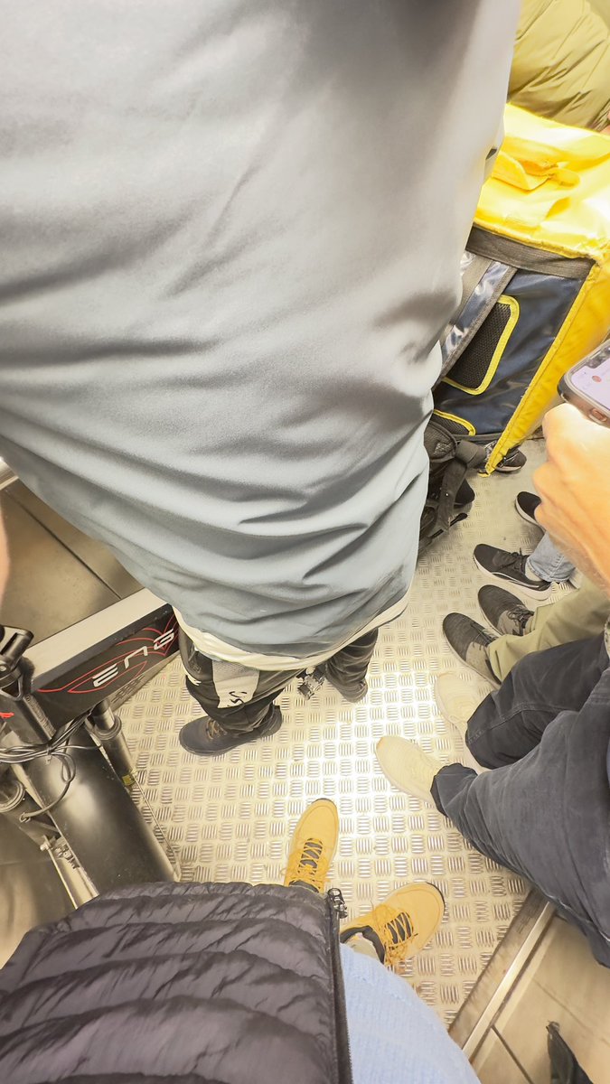 JOAOCINHO's tweet photo. @metro_madrid  muy bien prohibimos los patinetes por seguridad
Deberían tomar en cuenta las bicicletas eléctricas y en plena hora punta https://t.co/wSZhXNBxsX
