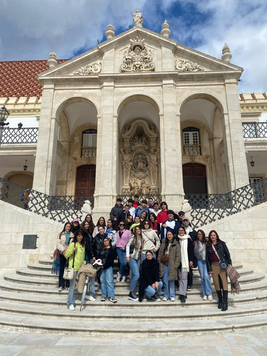 Bueno, bueno. Ya nos van llegando algunas fotos de nuestro alumnado de 2° de Bachillerato que andan de viaje por tierras lusas.
Disfrutad mucho.