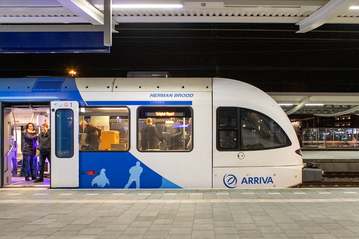 RubenMeinten's tweet photo. Een extra nachttrein naar Schiphol is in de nacht van vrijdag op zaterdag vertrokken vanaf het station in Zwolle. Het is daarmee de tweede nachtelijke trein van vervoerder Arriva die tussen Zwolle en Schiphol pendelt op de hele vroege zaterdagochtend waarbij reizigers een fractie van een normaal treinkaartje betalen.

Stipt om 1.21 uur blies de conducteur op zijn fluit om het naar het Zwolse rock & roll icoon Herman Brood vernoemde treinstel koers te laten zetten naar de stations in Lelystad, Almere, Amsterdam CS en Schiphol. Later in de nacht keerde de trein weer terug naar Zwolle en maakte op dezelfde stations een tussenstop. Tijdens de eerste rit werden de reizigers vermaakt door een meereizende dj.

Lees het hele artikel bij @1ZwolleNL via https://t.co/cTFEkpi1nB 

#Zwolle #Nieuws #Nachttrein #Arriva
@Arriva_NL