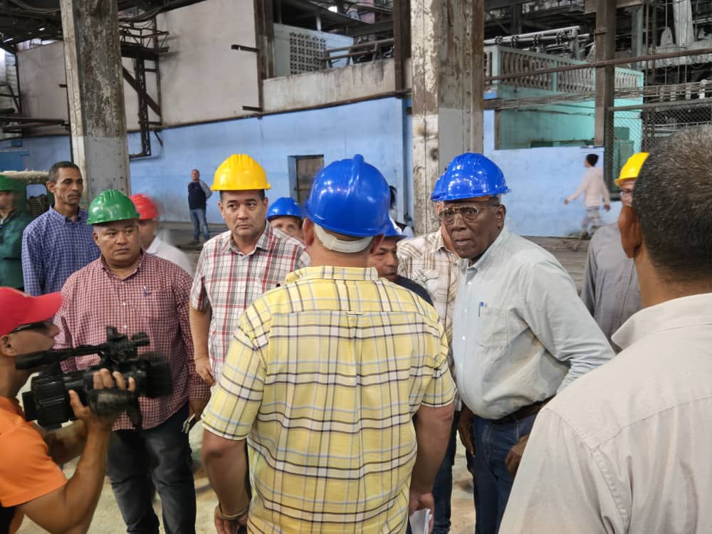 SalvadorValdesM's tweet photo. Como parte de la visita a #Camagüey pudimos visitar el Central Carlos Manuel de Cespedes, donde intercambiamos con sus obreros y directivos.
#CubaVencerá https://t.co/PWLUMGkv2U