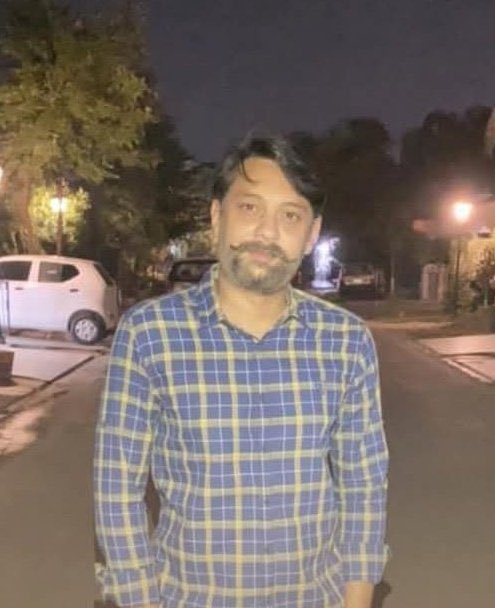 AbuzarFurqan's tweet photo. 🚨کسی کے رشتے دار کو جِس کا پی ٹی آئی سے کوئی تعلق بھی نہ ہو ائیرپورٹ پر روکے جانے پر پورا پوار ہفتہ کمپین چلائی جاتی ہے

اِس انسان کو جِس نے پی ٹی آئی سوشل میڈیا کو ماضی میں دِن رات دیا، اِس کے لیے کوئی موثر آواز نہیں اُٹھائی جا رہی،اِسے آج آپ کی ضرورت ہے https://t.co/n8sjzO3das
