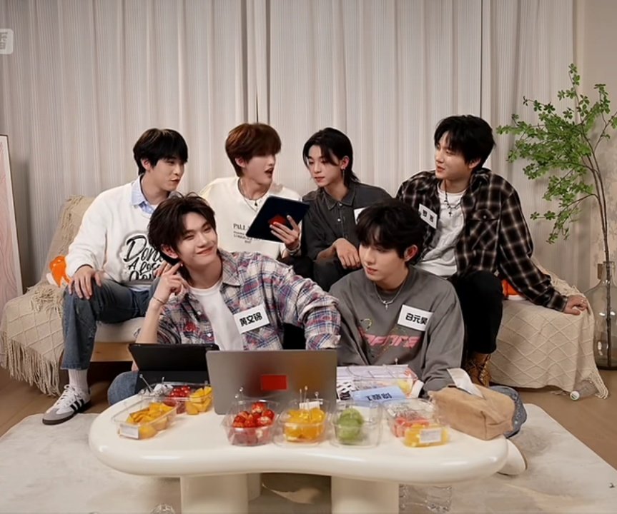 byuenhao's tweet image. bang hao km gada niatan buat ngereog juga kek yg lain? diem&quot; baee perasaan 😔☝
#luoyan #lixijie #Huangwenjin #baiyuanhao #wangtianyi #liuzeheng #CIIU #CLOSERTOYOU #JYP