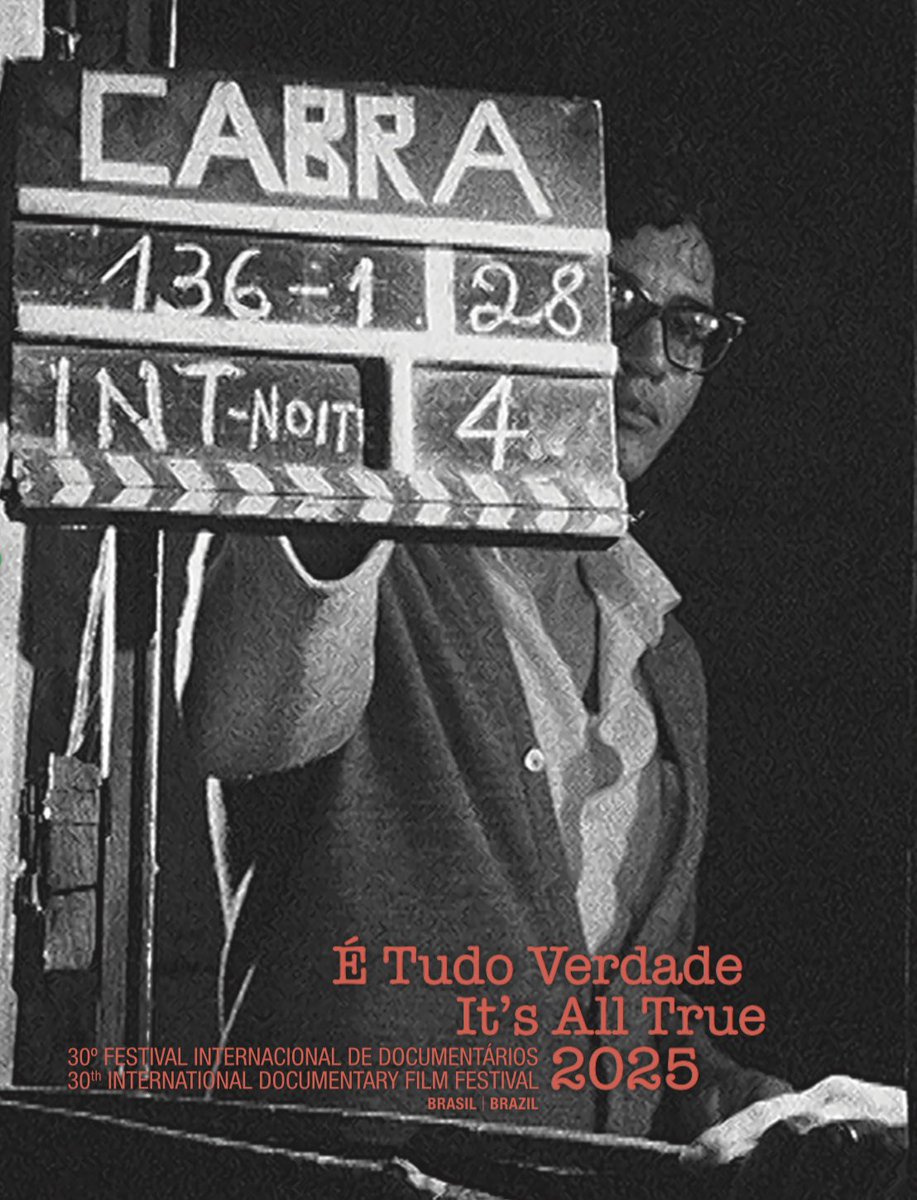 etudoverdade's tweet photo. A arte da 30ª edição do É Tudo Verdade: Vladimir Carvalho segura a claquete das filmagens originais em 1964 de “Cabra Marcado Para Morrer”, de Eduardo Coutinho, para a câmera de Fernando Duarte. 1/2 https://t.co/UBjXttPy9A