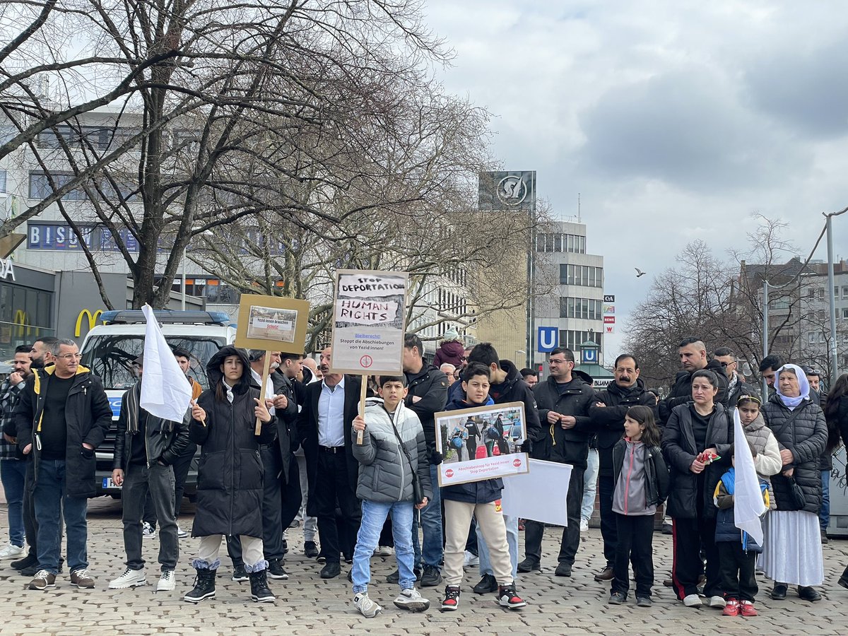 Jesiden befinden sich hier in Hannover im Protest  gegen die Abschiebung der Jesiden.

#Stop_Abschiebung_von_Jesiden