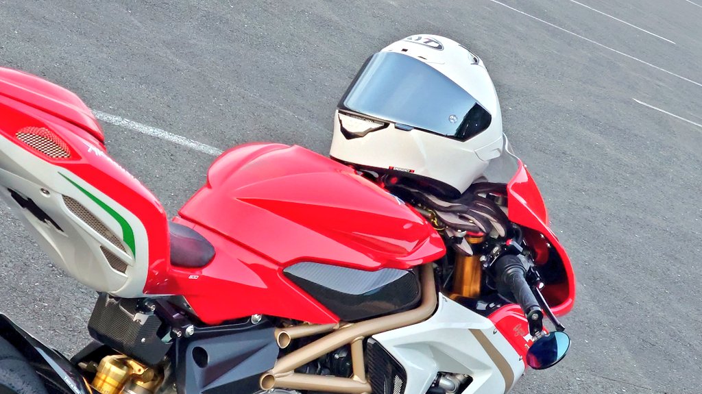 tchn1157's tweet image. 最近、公道で
NZ RACEも使ってます

こちらの方が頬への当たりは
ゆったりめでいて
ホールド感は十分あるし
長距離的ツーリングにも良さそう

曇ることも無く
風きり音も無くて
軽いし見た目もカッコイイ

もっといいところを
アピールしたい #KYTHelmet
#KYT