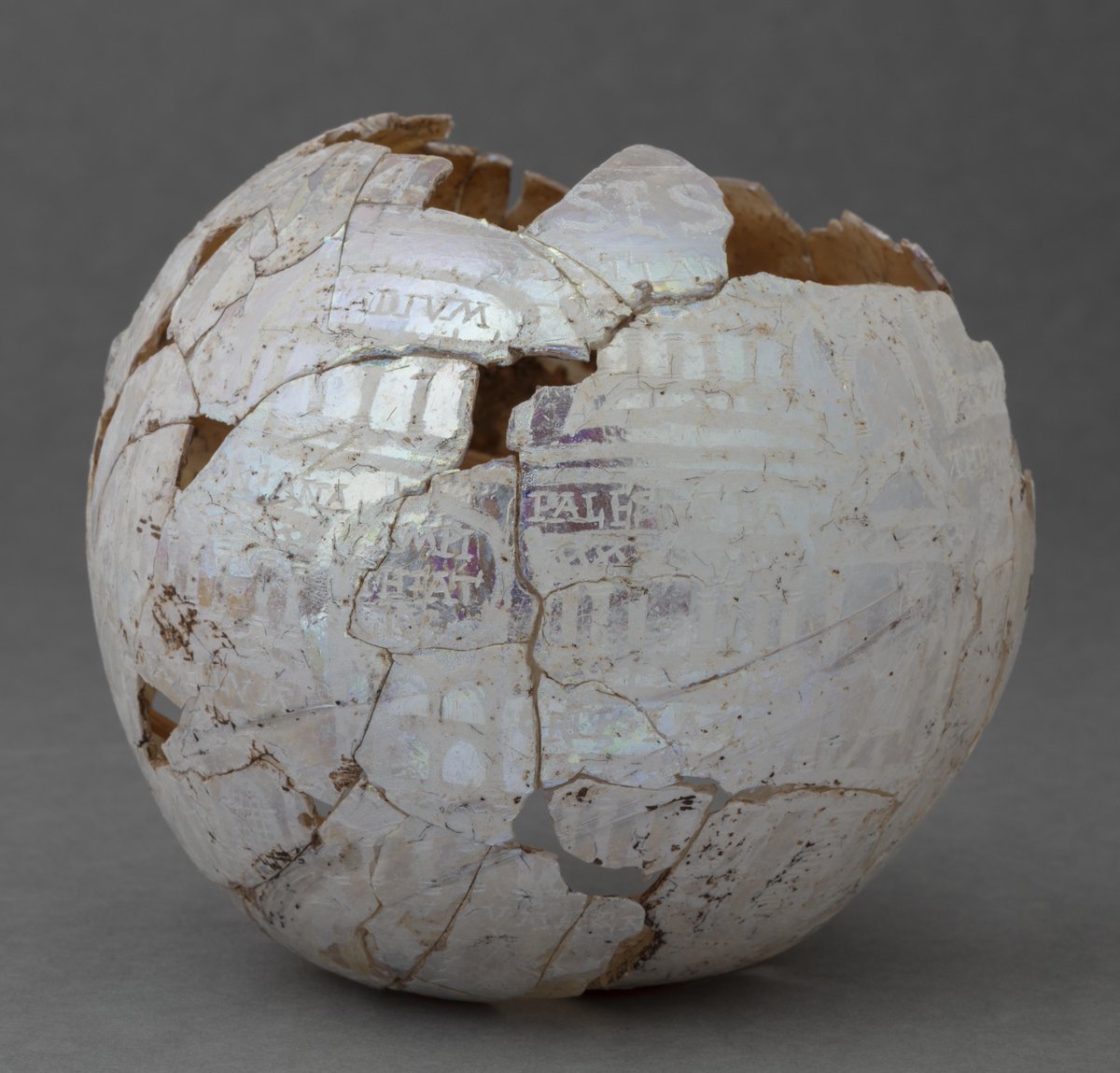 ipcepatrimonio's tweet photo. #IPCErestaura | 🏺Esta ‘ampulla’ o botella romana (s. III-IV), hallada en Mérida, vuelve al @MuseoRomano tras su restauración en el #IPCE. Un antiguo ‘souvenir’ con una panorámica grabada de la ciudad de Puteoli, que ha recuperado su estabilidad tras un minucioso proceso. https://t.co/bXrc5v8ejq