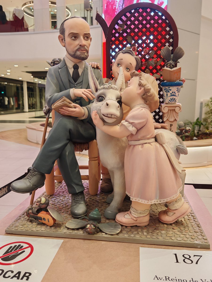juandepunta40's tweet photo. A veces no somos conscientes de lo que tenemos en Huelva... Ninot expuesto en el centro comercial el Saler ( valencia) @humildegrandeza @EduLopez1889 https://t.co/oxiBPR1o6X