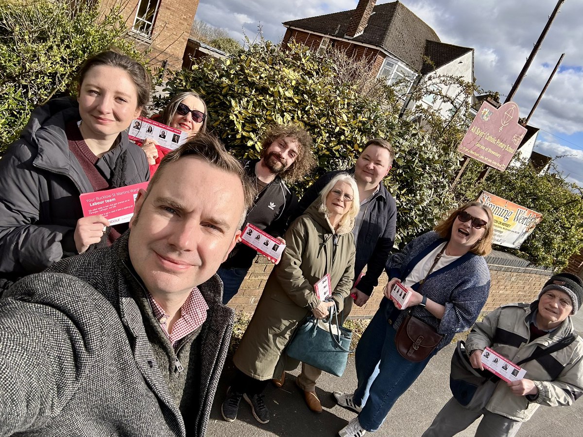 Back out with the <a href="/Trafford_Labour/">Trafford Labour</a> team and <a href="/AndrewHWestern/">Andrew Western MP</a> in the Sale part of Bucklow-St Martins this morning 🌹