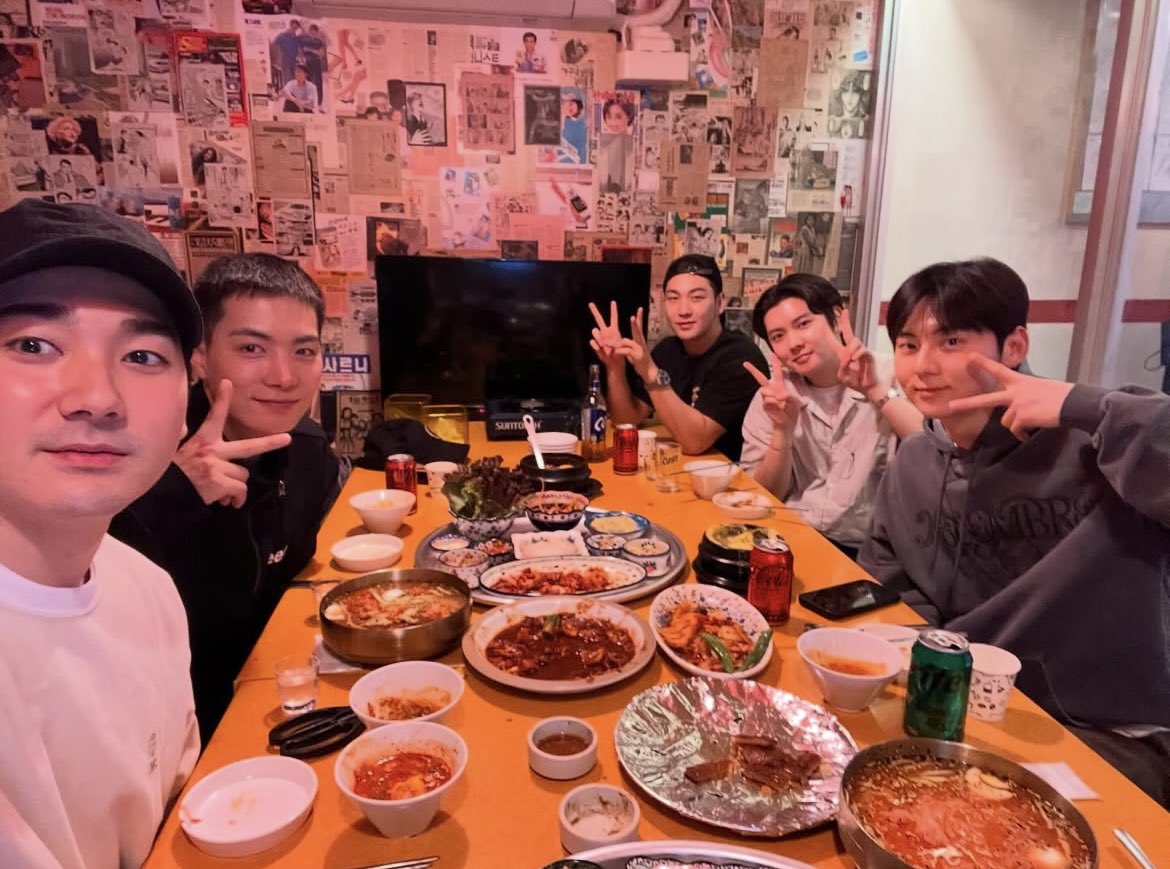 jadmm_n's tweet photo. NU'ESTデビュー13周年おめでとう！
定期的に5人で食事会したりと元気な姿をラブに見せてくれてありがとう！
今年もこの先もずっとみんなが幸せでありますように💖
#뉴이스트_데뷔13주년_축하해
#NUEST_13TH_ANNIVERSARY
#뉴이스트 #NUEST https://t.co/eSLFtwhoBU