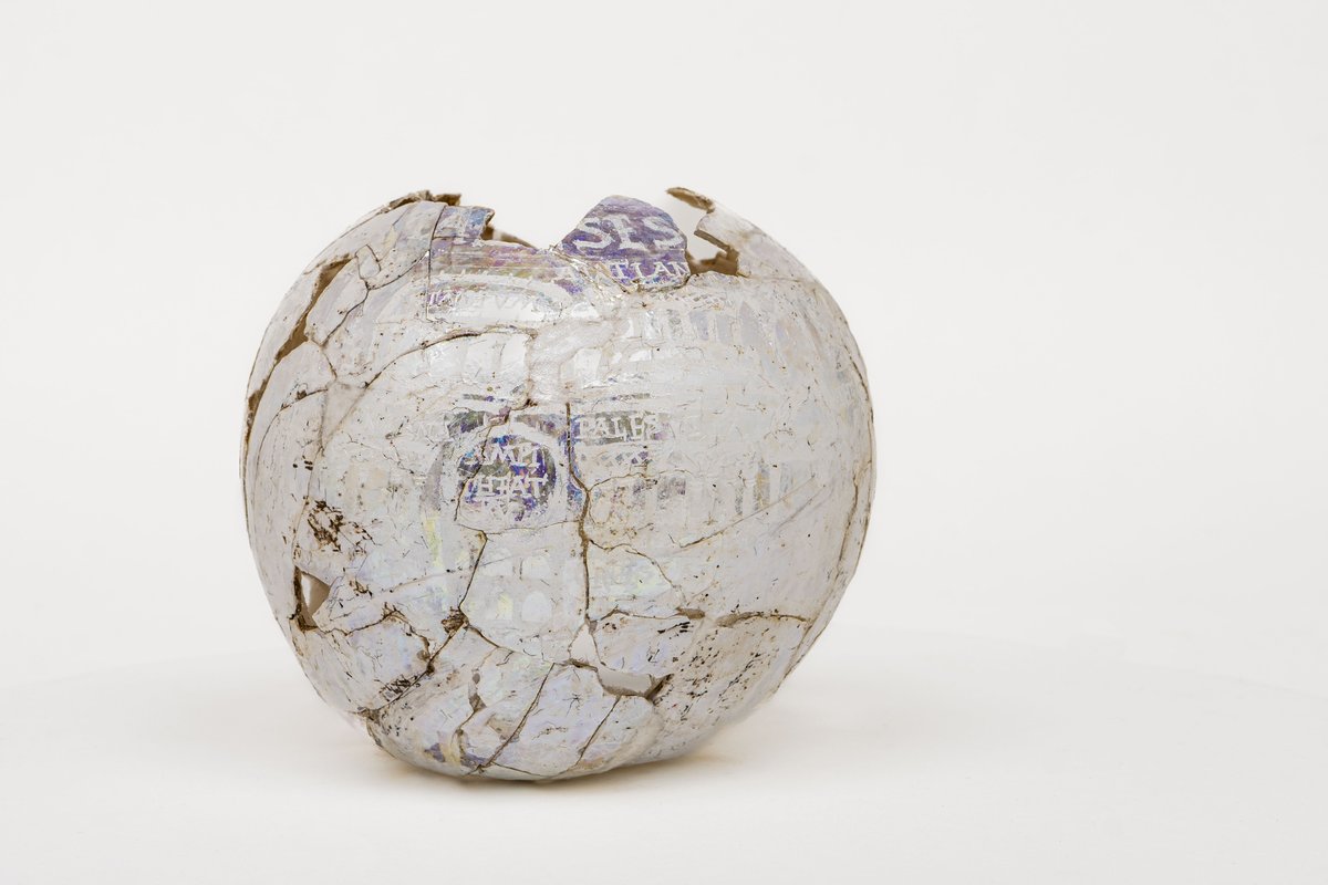 ipcepatrimonio's tweet photo. #IPCErestaura | 🏺Esta ‘ampulla’ o botella romana (s. III-IV), hallada en Mérida, vuelve al @MuseoRomano tras su restauración en el #IPCE. Un antiguo ‘souvenir’ con una panorámica grabada de la ciudad de Puteoli, que ha recuperado su estabilidad tras un minucioso proceso. https://t.co/bXrc5v8ejq