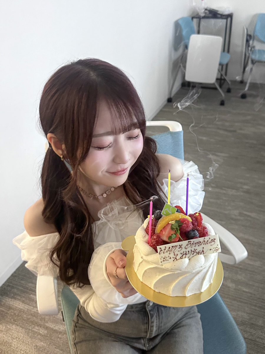 otani_emiri's tweet photo. お話し会ありがとうございました🎉
誕生日当日にみんなとお話しできる時間😽
とーっても幸せでした💕💕

今日1日沢山のお祝いをありがとう🎂
生誕ポスターも見に行ったよ〜💞嬉しい！！

みんなからの可愛いお祝い、
全員まとめてぎゅってしたくなった🫶🏻
ずーっと大切にさせてね🎀大好きです♡ https://t.co/1mikSNuloS