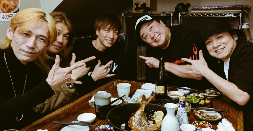 mizuki0926w's tweet photo. 今日は昔の同僚が観に来てくれたから
【ポストクレジットショー】
めっちゃ緊張しました……

裕貴には踊り方が昔と変わらず
『佐野君のクセが懐かしかった！』
と言われました。　

国分には
『相変わらず顔で踊ってる！』
と言われました。

どうやら30年経っても
成長してなかったみたいです😭

残り2公演も頑張ります‼️‼️

#ご町内2025
