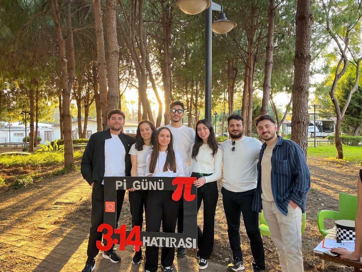 Gsb_AksuGM's tweet photo. 14 Mart Pi Günü Kutlaması 🎉📐

Matematiğin en tatlı ve sonsuz rakamını kutlamak için Akdeniz Matematik Topluluğu ile birlikte harika bir etkinlik gerçekleştirdik 🥳📏

Pi’nin gizemli dünyasına eğlenceli oyunlarla dalarken, hem öğrendik hem de keyifli anlar yaşadık. 🎲🧠 https://t.co/gKWiIpyKf8