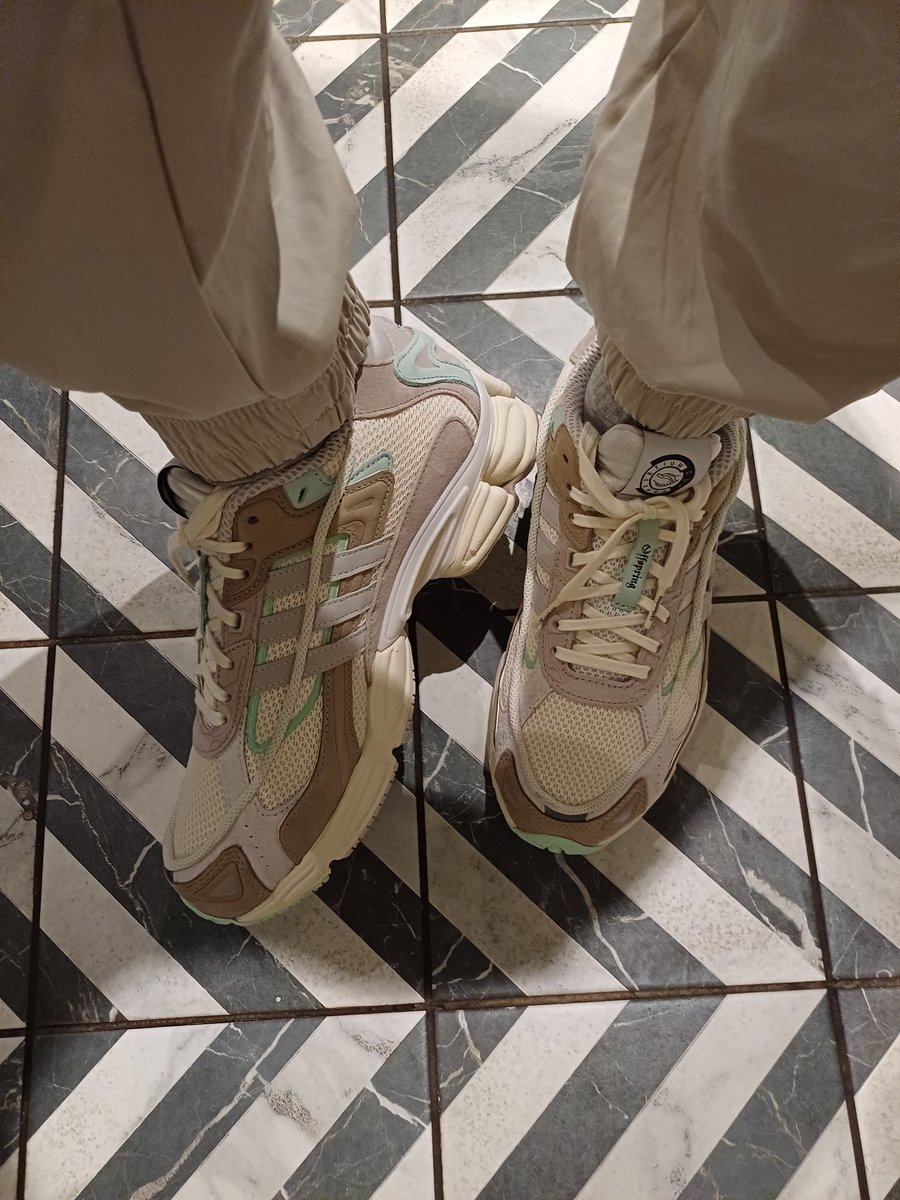 leestone89's tweet photo. @adiFamily_ Tags popped on these bad boys!! \\\ https://t.co/ovkqKKbFmN
