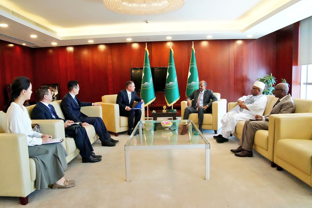 H.E. Mahmoud Ali Youssouf, Chairperson of the African Union Commission <a href="/_AfricanUnion/">African Union</a>, received Amb. Hu Changchun, Ambassador of #China Mission to AU <a href="/ChinatoAU/">China Mission to the AU</a>.

Discussions focused on strengthening the long-standing China-Africa partnership, including preparations for the next