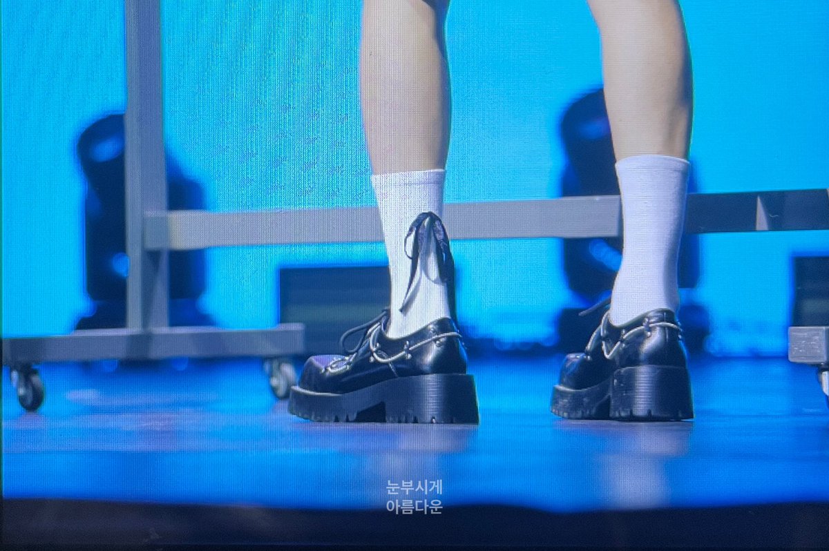 오늘의 포인트 리본 양말! 
#시우민 #XIUMIN #시우민_InterviewX_WHEE