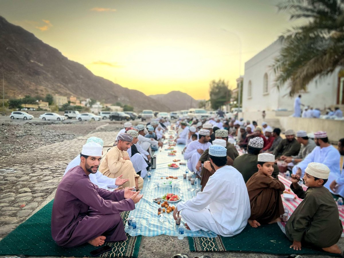 بحمد الله، أقيم أمس الإفطار الجماعي في قرية عوف بتنظيم فريق عوف الرياضي، في أجواء إيمانية مفعمة بالمحبة والتآخي. اجتمع الأهالي على مائدة رمضان، سائلين الله القبول والمغفرة. جزى الله خيرًا كل من ساهم في هذا العمل المبارك. 🌙✨ #رمضان_يجمعنا