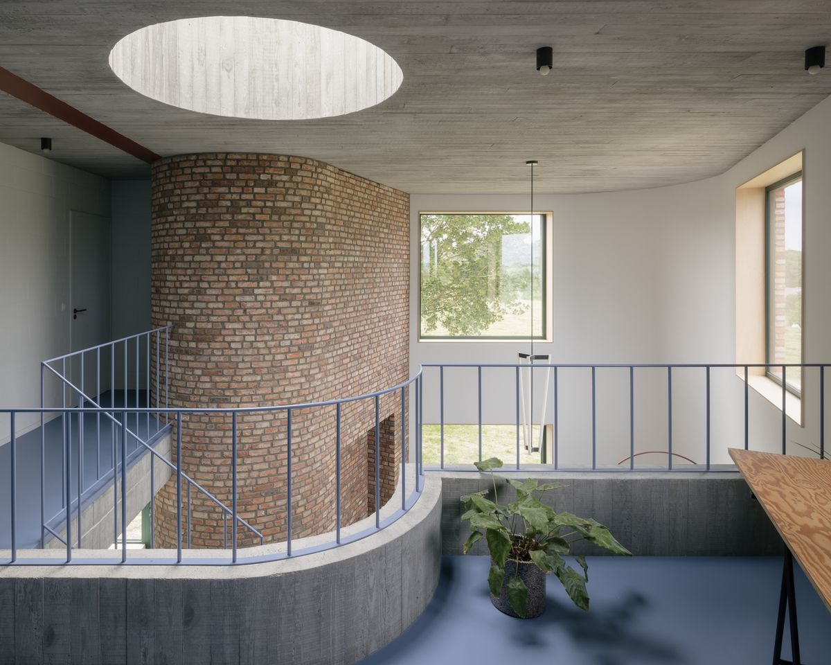 This house sits on a hill surrounded by farmland, designed to embrace its changing landscape from every angle. 

Details: arc.ht/3FrDhKO |📍Herfelingen, Herne, Belgium #ProjectOfTheDay