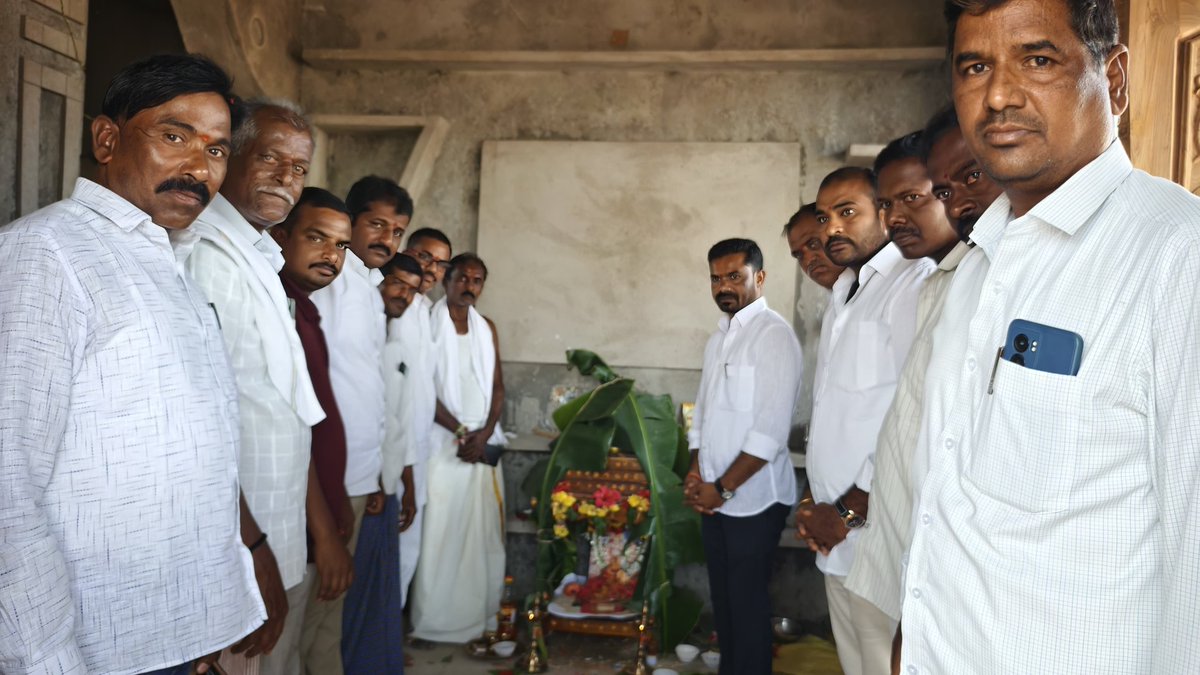 VBhojjuPatel's tweet photo. కడెం మండలంలోని సారంగాపూర్ గ్రామంలో కార్యకర్త సుధాకర్ నూతన గృహ ప్రవేశ వేడుకకు ఖానాపూర్ నియోజకవర్గ శాసనసభ్యులు వెడ్మ బొజ్జు పటేల్ గారు హాజరయ్యారు.కుటుంబ సభ్యులకు శుభాకాంక్షలు తెలిపారు.ఈ కార్యక్రమంలో కాంగ్రెస్ పార్టీ నాయకులు తదితరులు పాల్గొన్నారు.@INCTelangana
#inctelangana #kadam https://t.co/TxsavfzRgv