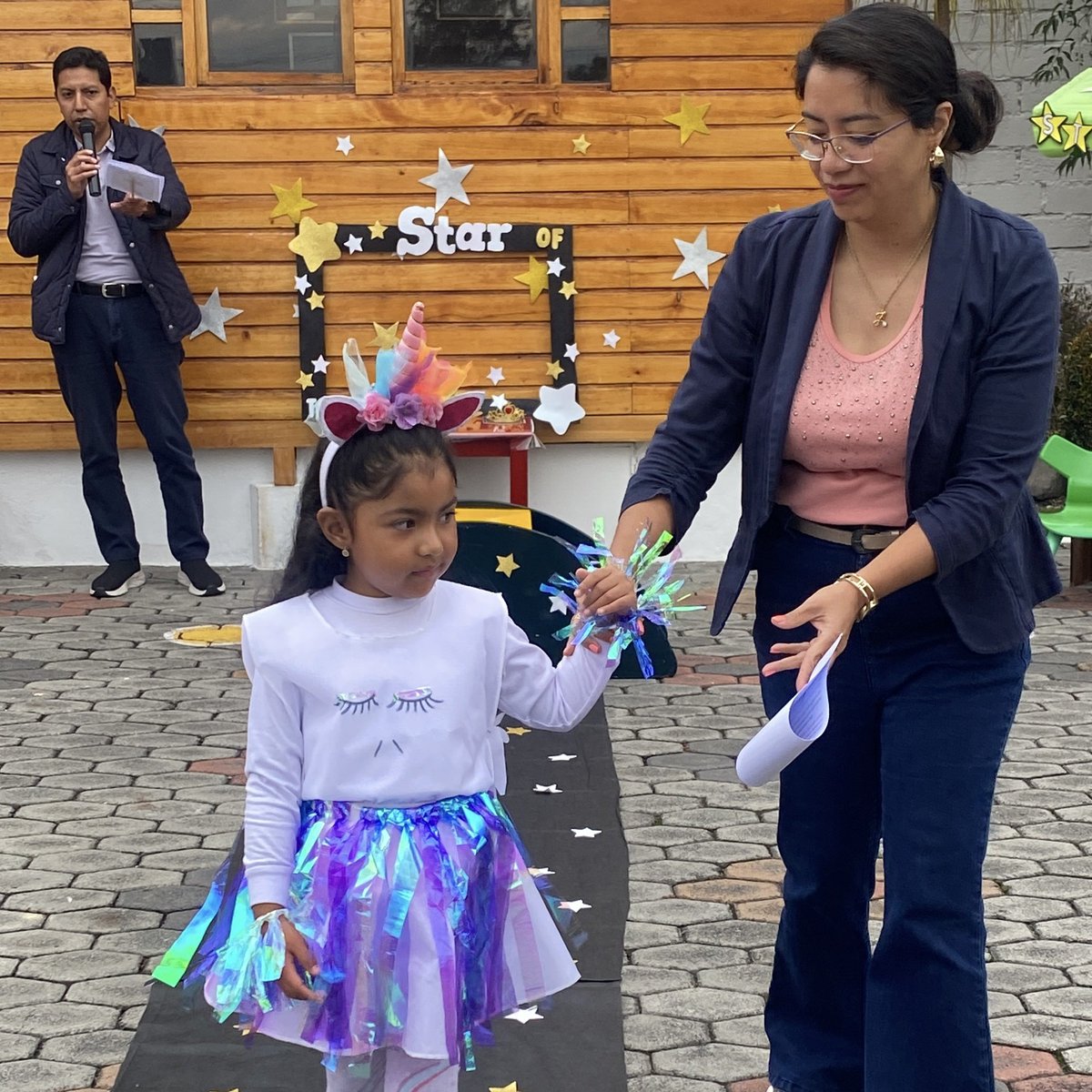 GutenbergKinder's tweet photo. ESTRELLA DE LA SEMANA|¡Esta actividad  brilla con éxito! Cada niño pasa por la alfombra roja, saludando a sus amigos y sintiéndose una verdadera estrella. Fomenta la autoestima, confianza y habilidades sociales en nuestros peques. ¡Shine on, pequeñas estrellas! #SembramosElFuturo https://t.co/1LjwsJ93Lq