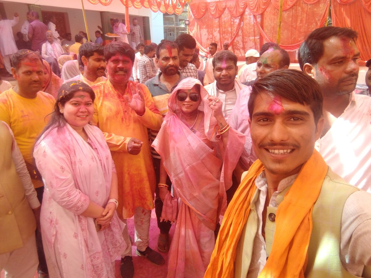 RahulCh34012170's tweet photo. पंचायत एवं ग्रामीण विकास राज्य मंत्री मध्यप्रदेश शासन माननीया श्रीमती राधा सिंह जी के निवास पर चितरंगी में होली मिलन समारोह कार्यक्रम में बड़े भैया राज कुमार दुबे  जी के साथ सम्मिलित हुआ happy holi https://t.co/sYxWYatlER