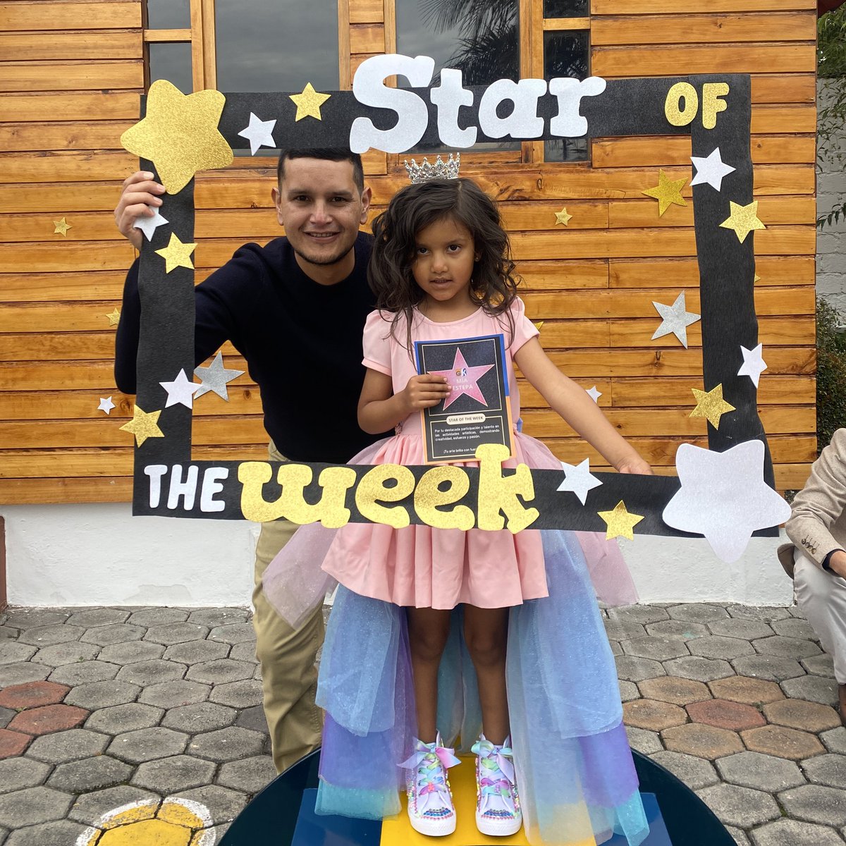 GutenbergKinder's tweet photo. ESTRELLA DE LA SEMANA|¡Esta actividad  brilla con éxito! Cada niño pasa por la alfombra roja, saludando a sus amigos y sintiéndose una verdadera estrella. Fomenta la autoestima, confianza y habilidades sociales en nuestros peques. ¡Shine on, pequeñas estrellas! #SembramosElFuturo https://t.co/1LjwsJ93Lq