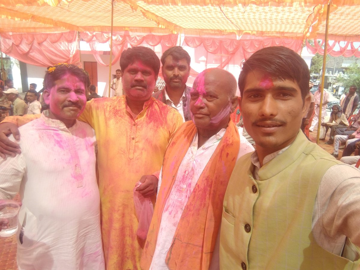 RahulCh34012170's tweet photo. पंचायत एवं ग्रामीण विकास राज्य मंत्री मध्यप्रदेश शासन माननीया श्रीमती राधा सिंह जी के निवास पर चितरंगी में होली मिलन समारोह कार्यक्रम में बड़े भैया राज कुमार दुबे  जी के साथ सम्मिलित हुआ happy holi https://t.co/sYxWYatlER