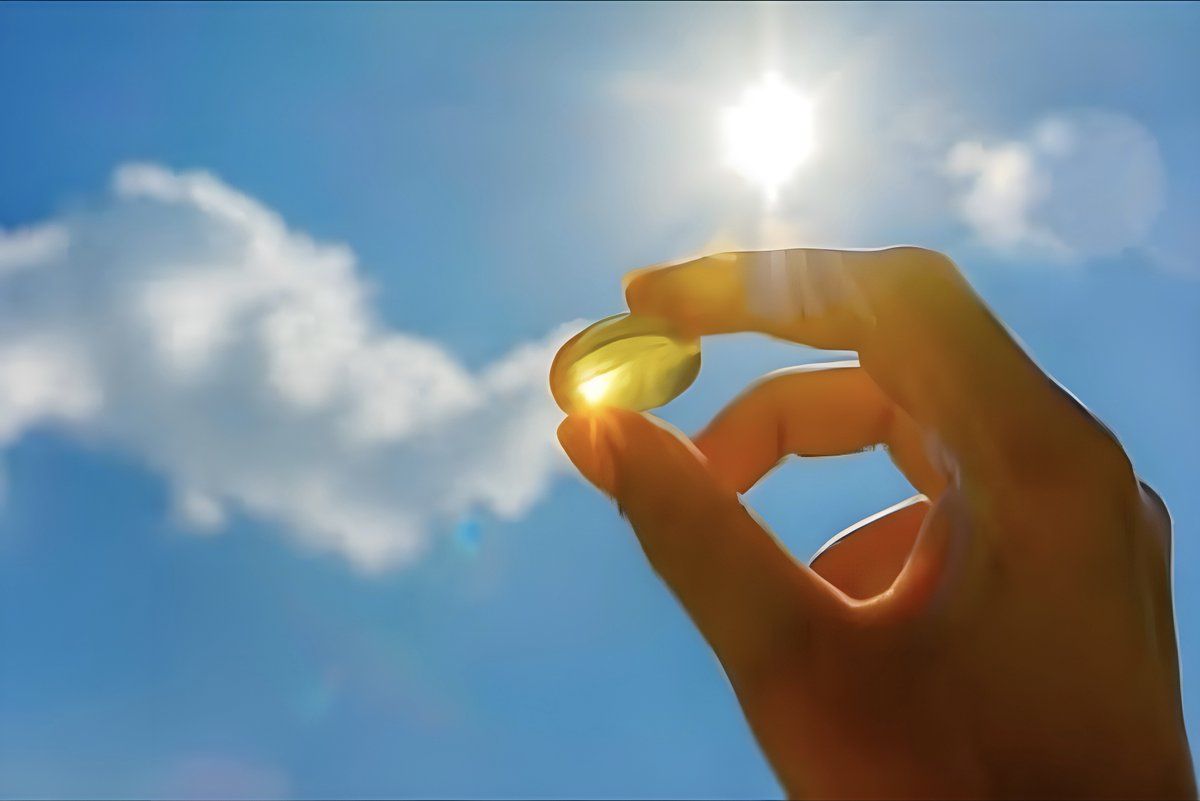 dr_ericberg's tweet photo. What makes vitamin D so important?

1/ It controls 10% of your genes—affecting hundreds of bodily functions.

2/ It’s essential for immunity, blood pressure, muscle function, and brain health.

3/ Low levels are linked to depression, anxiety, chronic pain, and inflammation. https://t.co/nyyoGaJUYv