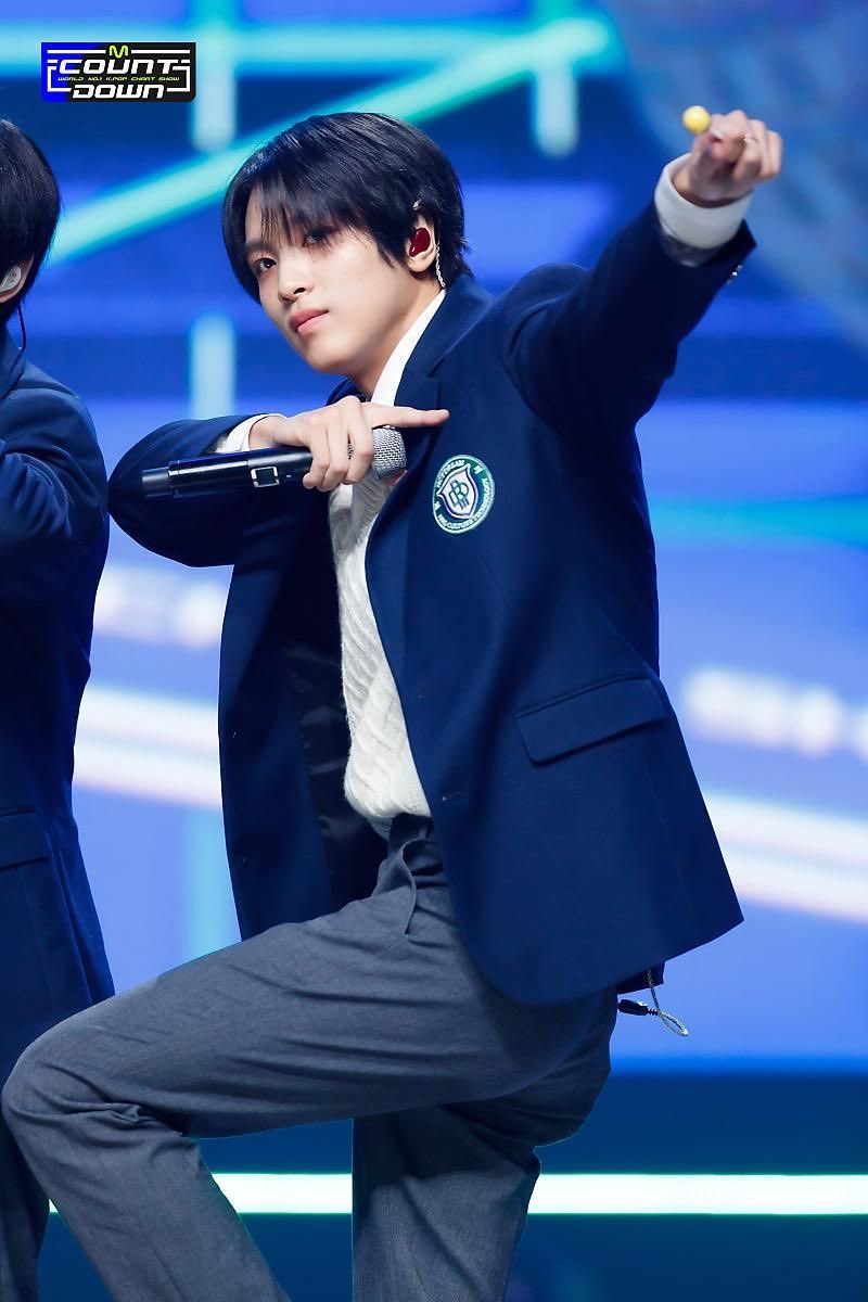 ㅤ

️️ ️️️️️️
Ketika mendapat anggukan dan persetujuan dari petinggi Evildoer ia tersenyum penuh kemenangan. 
 
“WOY ADA THR!!! ALHAMDULILLAH, HIDUP PAK BRAGA!!!” ia kemudian sujud syukur selepas itu mengacungkan kepalan tangan ke udara.

️️ ️️️️️️