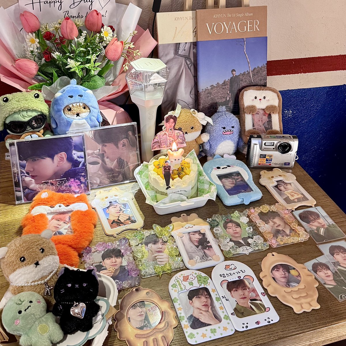 lovesICK_126's tweet photo. Happy 3rd anni of VOYAGER 💙🐹
May Yoo Kihyun has more and more intersting journeys and voyages in the future 🤍
#MONSTA_X #MONSTAX #몬스타엑스 #kihyun #기현 #voyager #anniversarry https://t.co/p7sYlJ375S