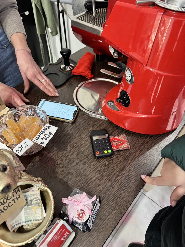 DVRud's tweet image. Удивительно маленький карто-приемник в кофейне. С телефона вводишь сумму, а этот калькулятор надо вставить карту