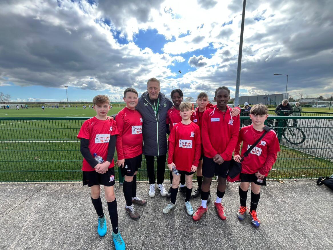 Some of our U13s bumped into <a href="/FAIreland/">FAIreland</a> manager Heimir Hallgrímsson before their match this morning at Abbotstown. 
Thanks for the tips and photo Heimir ye might see these lads with a green jersey on in a few years 😉🇮🇪

💚🤍🧡

#uptheduff
