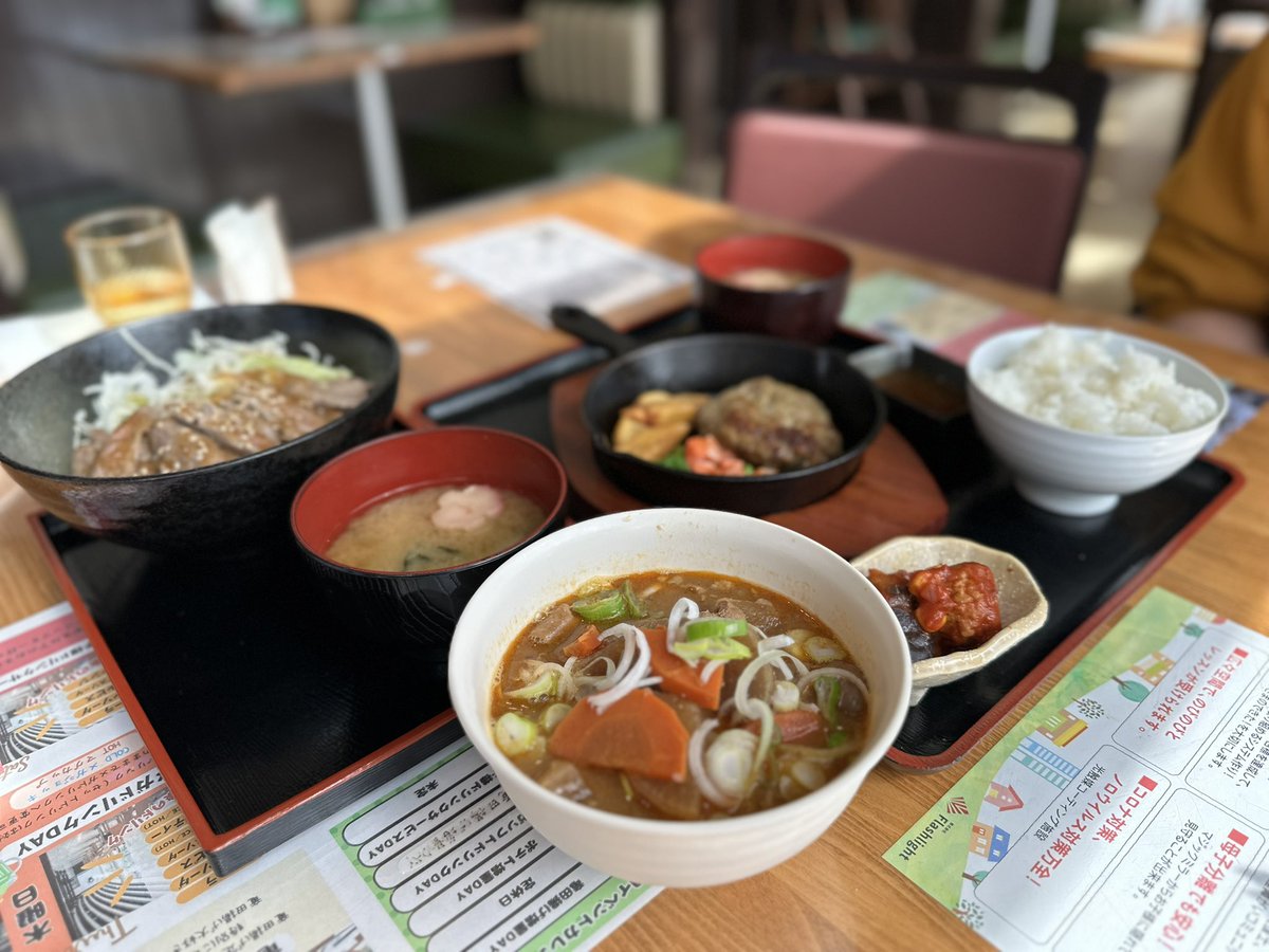 ハンバーグは絶対男の子すき！！
牛肩ロース炙り丼はヘルシーに美味しいって感じがしました！！
もつ煮込みは絶妙に辛味があってお酒が飲みたくなるような桜江好みの味でございました！！

ご馳走様でしたぁ！！🙇🏻