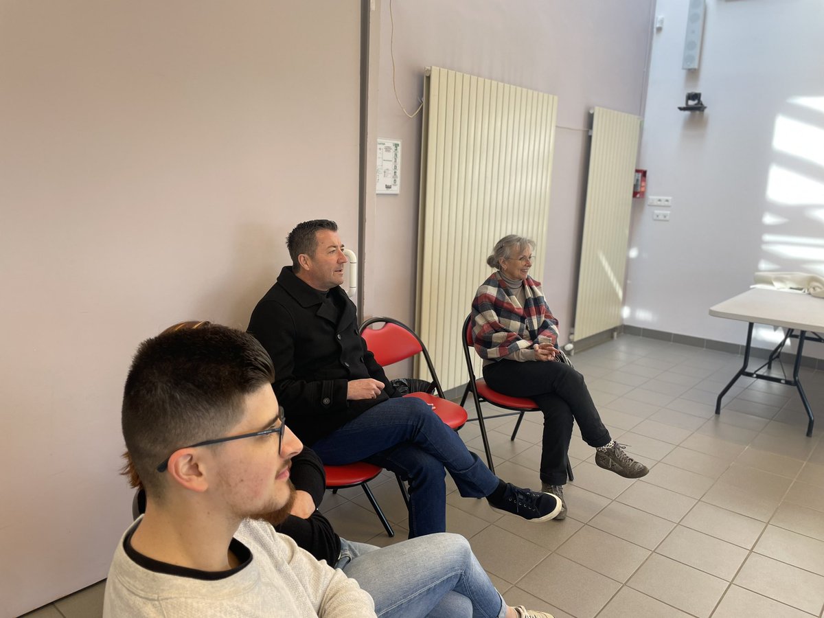 KARLOLIVE's tweet photo. 🎭 Ce samedi matin, j’ai eu le plaisir de me rendre à la Croisée d’#Orgeval pour participer à un atelier d’improvisation - un exercice aussi stimulant qu’instructif - organisé par l’association Le Geste.

🤝🏼 J’y ai fait la rencontre de Samantha Swann, secrétaire du Geste et professeure de théâtre, qui est également l’animatrice de cet atelier servant à améliorer son aisance à l’oral et ouvert à tous.

🗣️ Au-delà du jeu, l’impro, c’est aussi une école d’écoute, de réactivité et de confiance en soi. Des qualités essentielles dans la vie quotidienne comme en politique !

#circo7812