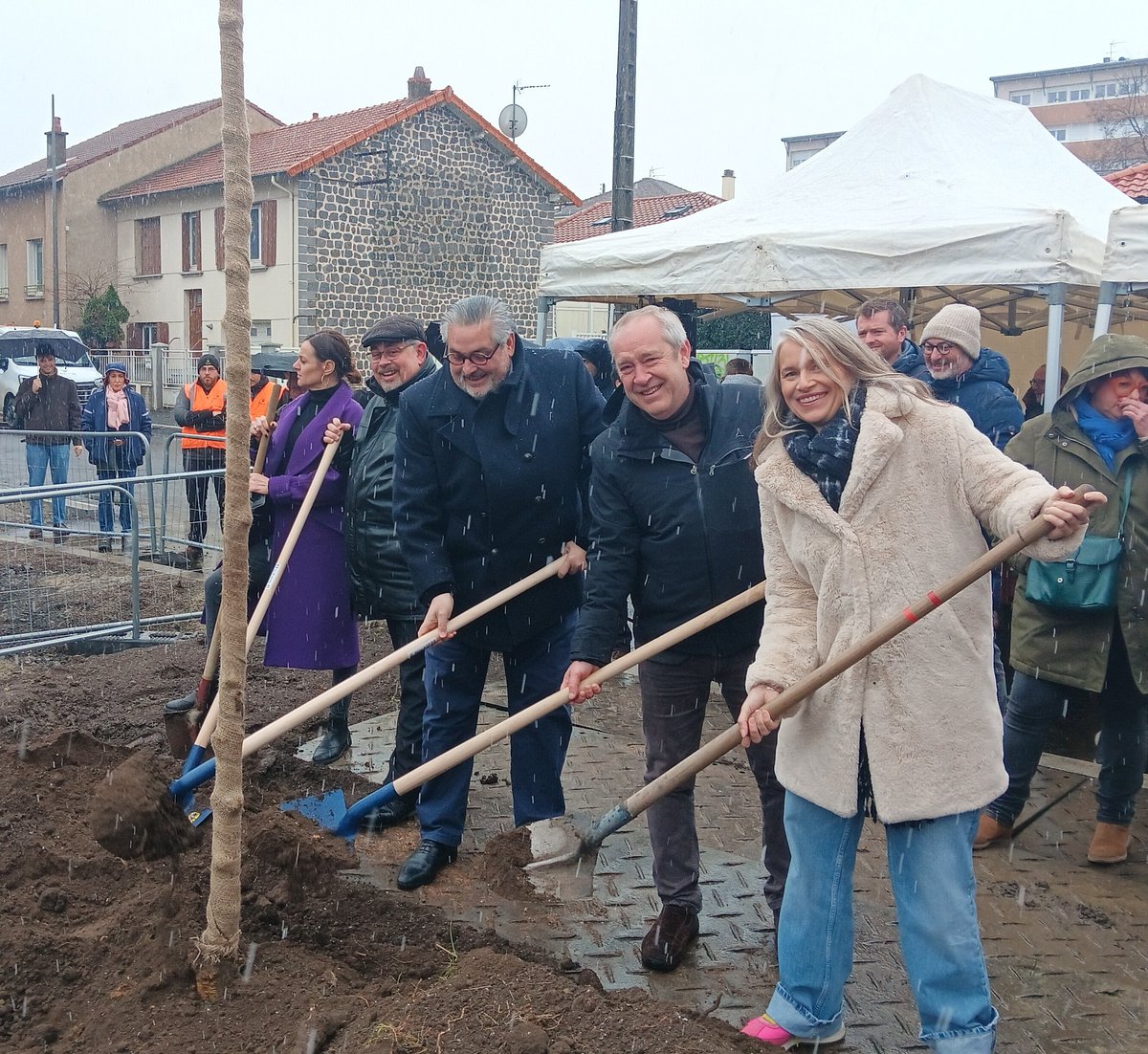 François RAGE (@francoisrage) on Twitter photo Plantation du 1er arbre du projet <a href="/InspireClrmnt/">InspiRe - Clermont Métropole</a>, rue de l'Oradou.
Il participe d'un grand plan de végétalisation comprenant 3 000 arbres et 64 000m2 de prairies et jardins pour + de biodiversité, - d'îlots de chaleur, -de pollution et une meilleure qualité de l'air 🌳 Plantation du 1er arbre du projet <a href="/InspireClrmnt/">InspiRe - Clermont Métropole</a>, rue de l'Oradou.
Il participe d'un grand plan de végétalisation comprenant 3 000 arbres et 64 000m2 de prairies et jardins pour + de biodiversité, - d'îlots de chaleur, -de pollution et une meilleure qualité de l'air 🌳