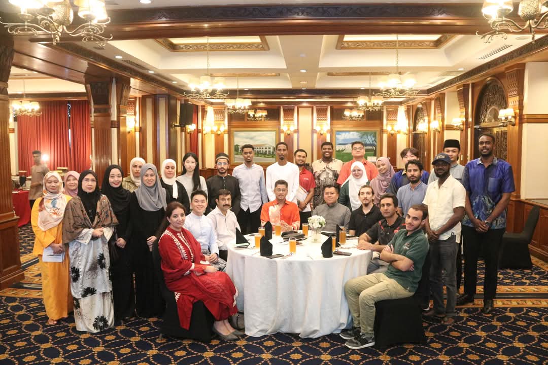 Universiti Teknologi Malaysia UTM انٹرنیشنل افس کے ٹاپ مینجمنٹ کے ساتھ بطور جنرل سیکرٹری افطار میں شرکت کی اور  انٹرنیشنل سٹوڈنٹ  کے مسائل اور ان کا بہترین حل پر سیر حاصل گفتگو کی.