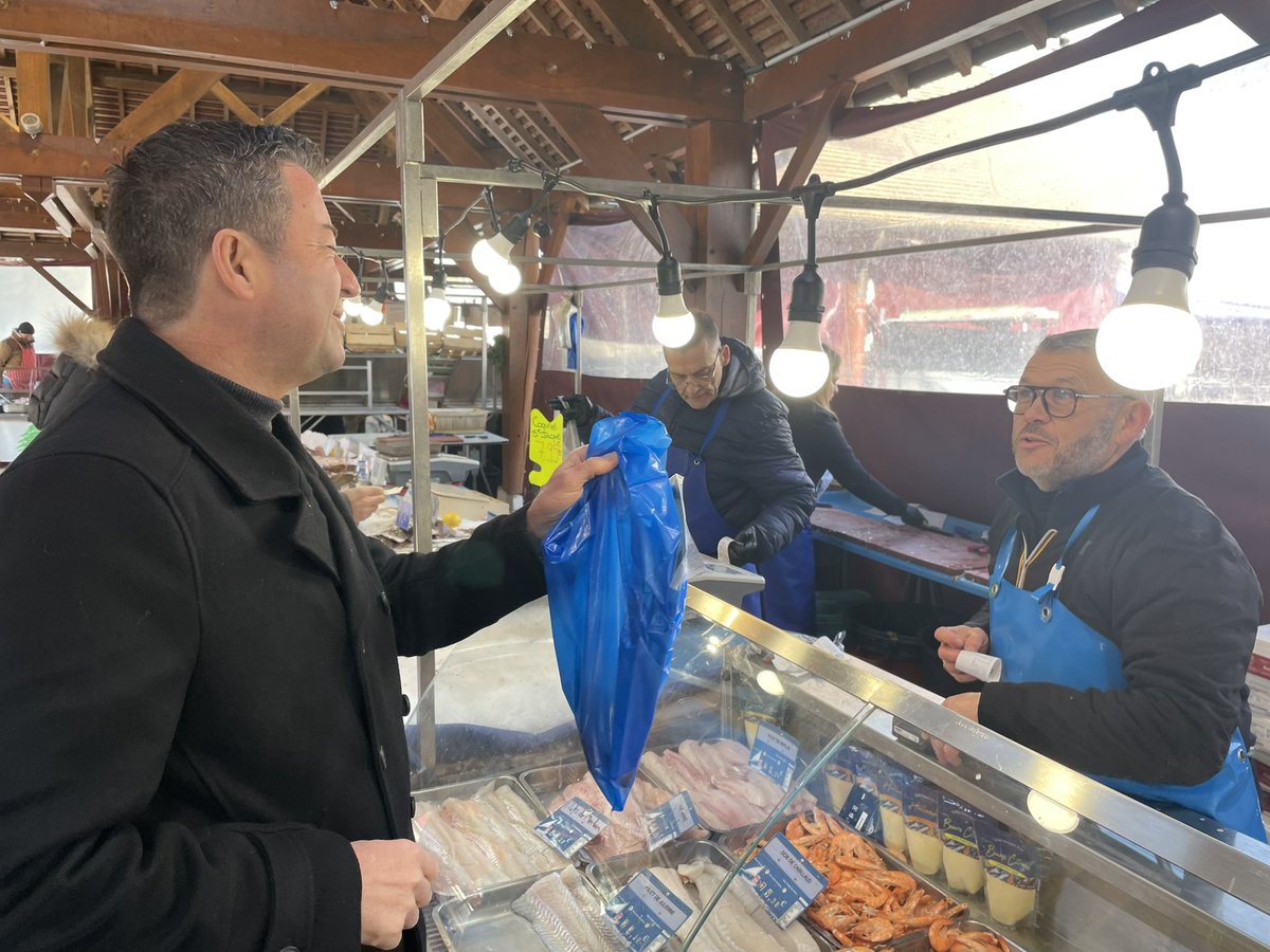 KARLOLIVE's tweet photo. 🍊 Comme chaque samedi matin, c’est un véritable bonheur de me rendre sur le marché d’#Orgeval, à la rencontre des Orgevalais, de nos producteurs et commerçants locaux.

🤝🏼 Quel plaisir d’échanger avec eux et de voir l’engouement des habitants pour ces lieux de vie essentiels !

🗣️ Les marchés, ce sont bien plus que des étals colorés : c’est soutenir nos agriculteurs et producteurs locaux, mais aussi et surtout préserver le circuit court. Continuons à faire vivre nos marchés et à privilégier une consommation locale et responsable au cœur de la #circo7812