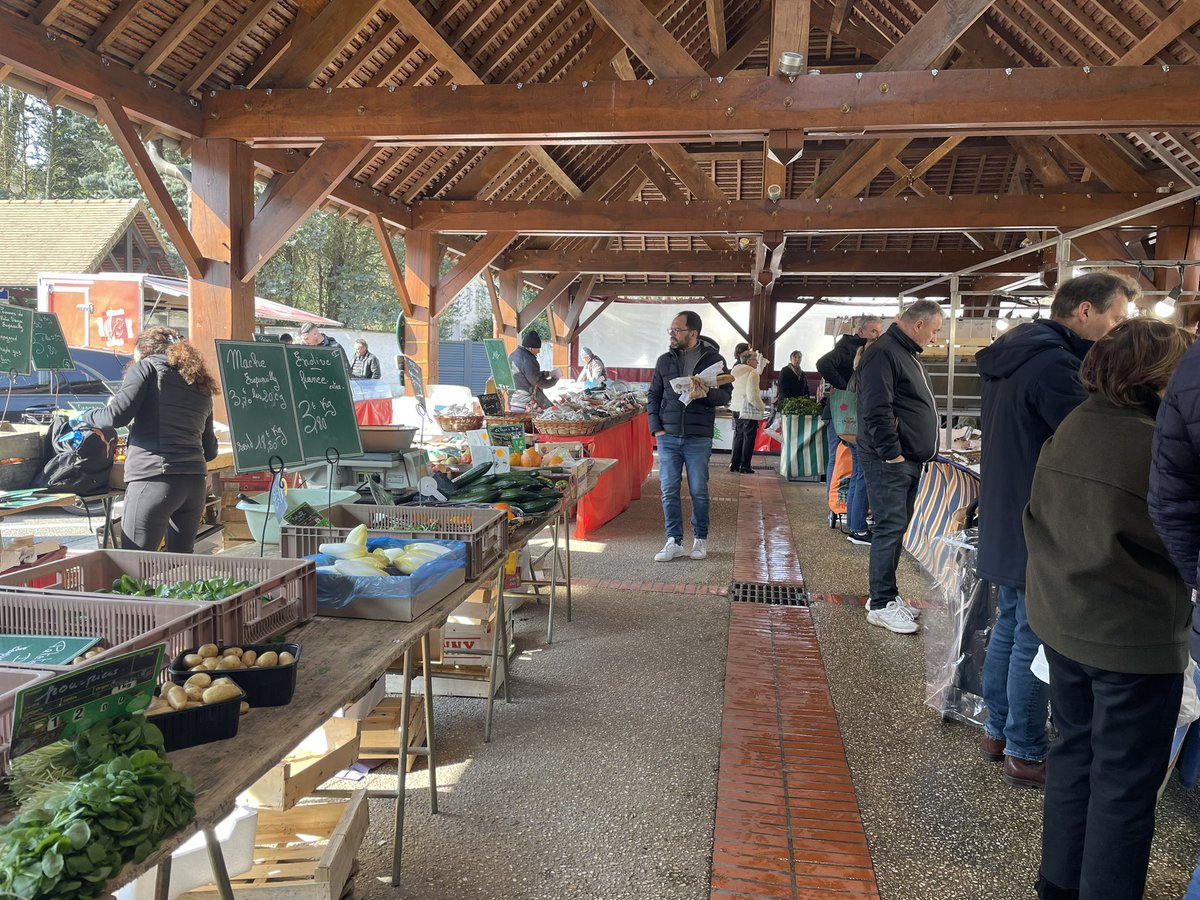 KARLOLIVE's tweet photo. 🍊 Comme chaque samedi matin, c’est un véritable bonheur de me rendre sur le marché d’#Orgeval, à la rencontre des Orgevalais, de nos producteurs et commerçants locaux.

🤝🏼 Quel plaisir d’échanger avec eux et de voir l’engouement des habitants pour ces lieux de vie essentiels !

🗣️ Les marchés, ce sont bien plus que des étals colorés : c’est soutenir nos agriculteurs et producteurs locaux, mais aussi et surtout préserver le circuit court. Continuons à faire vivre nos marchés et à privilégier une consommation locale et responsable au cœur de la #circo7812