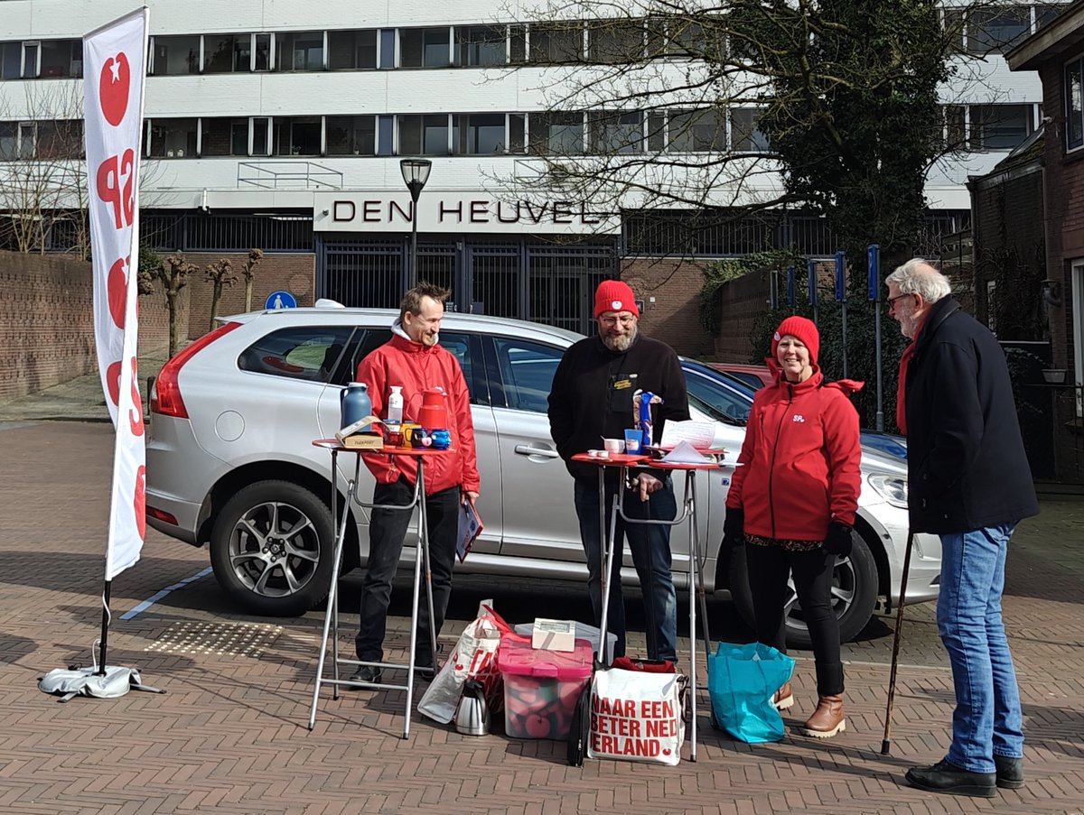 SPRheden's tweet photo. Vandaag staan we in Velp aan de Emmastraat voor onze woonactie.

Kom even langs en kom tekenen . https://t.co/mQfehW4UuM