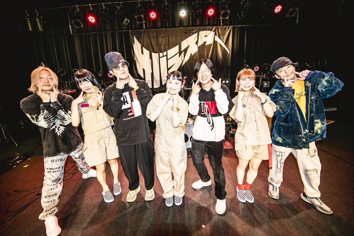 n___pizza's tweet photo. 名古屋ありがとうございました！Melodic Stormをカバーさせていただきました。
今までカバーしてくれたMelodic Stormの中で1番「歌うま」だったってホリエさんが言ってくれた笑
ほんとかなーー、嬉しい！いい初日！
ラブレターツアー始まります！

(写真はナチの指示で"可愛いポーズ"をした集合写真) https://t.co/LyjEZGmG1m