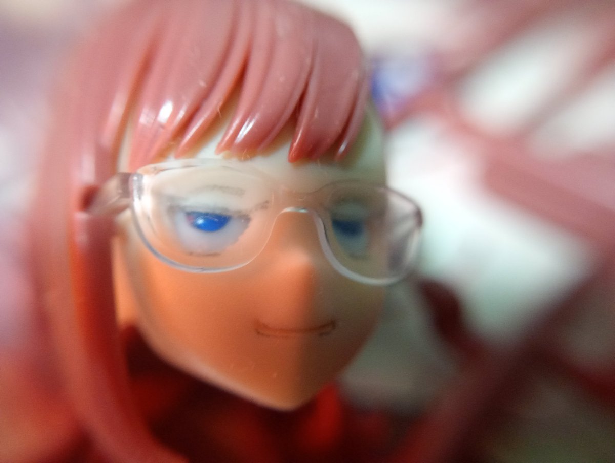 美プラドールアイ化考察：
メーカーごとに、アイホール加工や後頭部との接合に工夫が要る。
「創彩」は比較的楽で、仕上がりも自然。
写真には無いが、メガミデバイスは顔と後頭部との隙間が狭くとても苦労する。

それにしても、写真がうまく撮れないな…