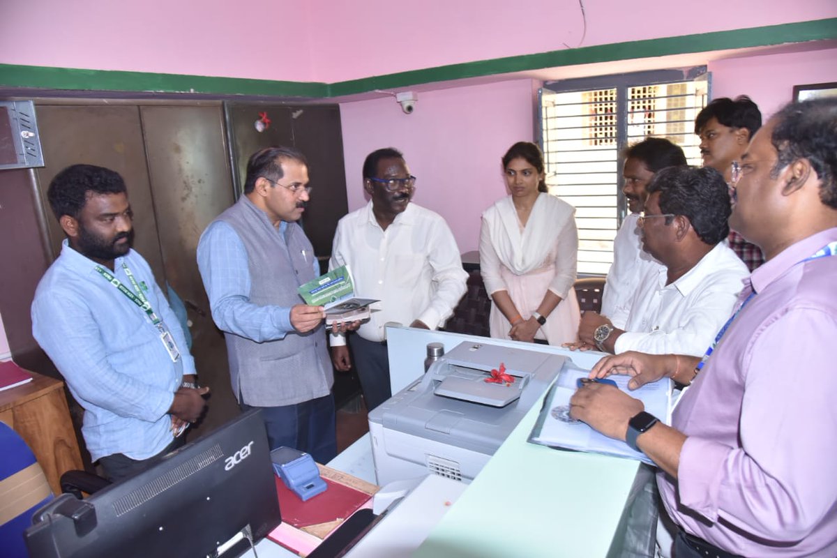 cdmvzm's tweet photo. రాష్ట్ర స‌హ‌కార శాఖ క‌మిష‌న‌ర్ డా.ఏ.బాబు మాట్లాడుతూ, ప్రాథ‌మిక వ్య‌వ‌స���య స‌హ‌కార సంఘాలు కేంద్ర ప‌థ‌కాల అమ‌లులో కీల‌కంగా మారనున్నాయని తెలిపారు. పావు గంటలోనే రైతులకు రుణాలు ఇచ్చే పరిస్థితి ఉండాలని జిల్లా కలెక్టర్ డా.బిఆర్. అంబేద్కర్ కు తెలిపారు. #Digitization #SHG #Loans #Banks https://t.co/08Dme3xusU