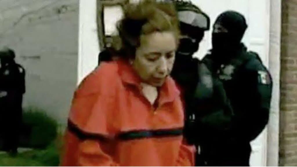 Condenan a 89 años de prisión a hermana de <a href="/XochitlGalvez/">Xóchitl Gálvez Ruiz</a> por secuestro.
Un juez de distrito sentenció a Jaqueline Malinali Gálvez a 89 años de cárcel por delincuencia organizada, secuestro y posesión de cartuchos exclusivos  “Los Tolmex”. Ella secuestraba