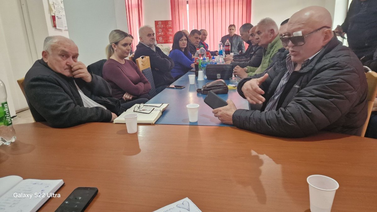 SNSDDodik's tweet photo. Општински одбор СНСД #Lopare одржао је састанак посвећен припремама за предстојеће унутарстраначке изборе, којем је присуствовала и потпредсједница СНСД-а @vulic_sanja.
Овом приликом, једногласно је изражена подршка предсједнику @MiloradDodik у борби за очување #Srpska. https://t.co/WYncKmjq8Z