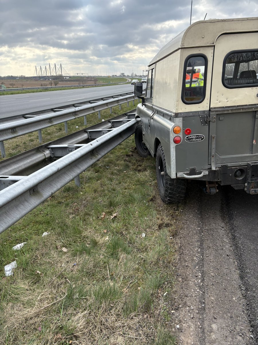 Landrover met afgebroken stuurkogel tegen geleiderail op A50