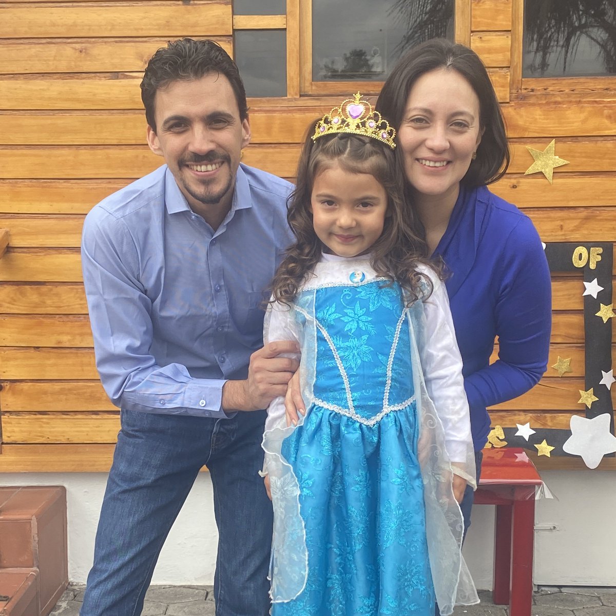 GutenbergKinder's tweet photo. FAMILIA|Agradecemos a todos los padres y madres por su esfuerzo en estar presentes en las actividades de sus hijos. Aunque responsabilidades laborales dificultan su presencia, valoramos su dedicación y amor ¡Su presencia es un regalo invaluable para los peques! #SembramosElFuturo https://t.co/6YCPjlbkpn